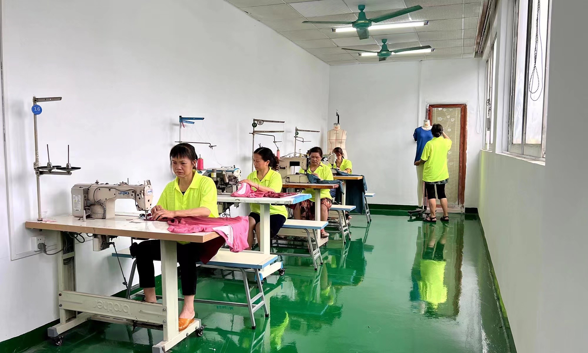 Guangzhou Vinas clothing technology Co., LTD 工場生産ライン