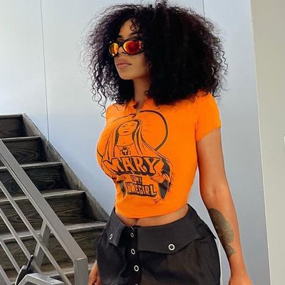 ホッティ・モノグラム 短袖 トップ セキシー スリムフィット Tシャツ 腰部 ヒップスター