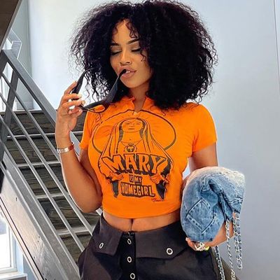 ホッティ・モノグラム 短袖 トップ セキシー スリムフィット Tシャツ 腰部 ヒップスター