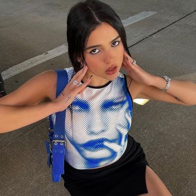 ファッションストリート写真 デカールTシャツプリント スリムフィット ハイネック クロップタンク