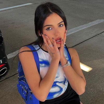 ファッションストリート写真 デカールTシャツプリント スリムフィット ハイネック クロップタンク