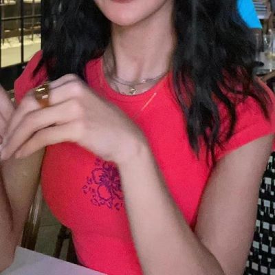 丸い首 セクシー 緊密なTシャツ 固い色 セクシー カップ 緊密なフィット 短袖シャツ