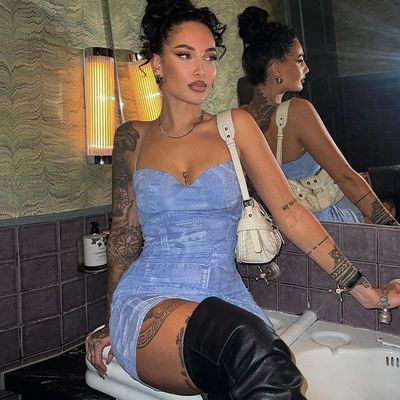 スタイリッシュ セクシー 花色のドレス 普通の女性 セクシー ハータードレス スリム