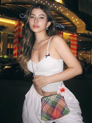 カスタム 女性の新しいファッション セクシー 純粋な風 甘くて辛口なパターン ベースブラウスと小さなベルト 女性