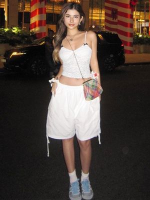 カスタム 女性の新しいファッション セクシー 純粋な風 甘くて辛口なパターン ベースブラウスと小さなベルト 女性
