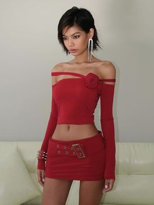 新しいファッション カスタム3次元花のライン 肩 長い袖 トップ 斜肩 収穫 Tシャツ 女性