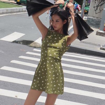ストリートスタイル 夏の甘いセクシー 背中なし 丸い首 花の松散なプリンセススカート ヨーロッパとアメリカ 新しいドレス
