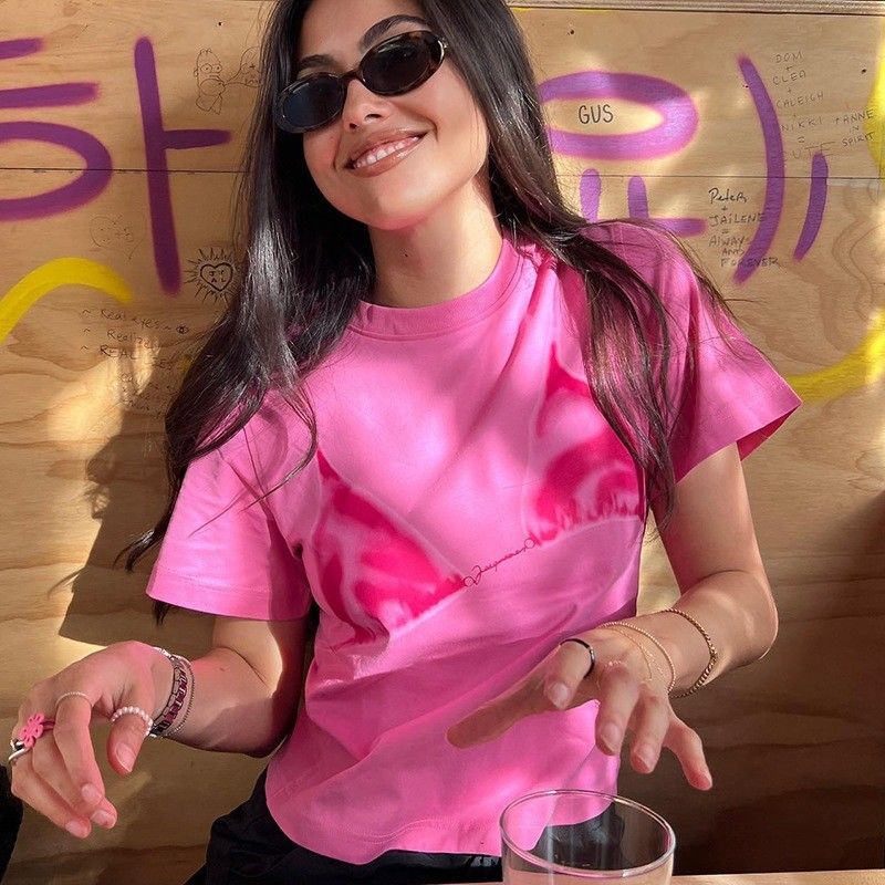 快適でスタイリッシュなデカルTシャツ セクシーな丸頸短袖Tシャツ